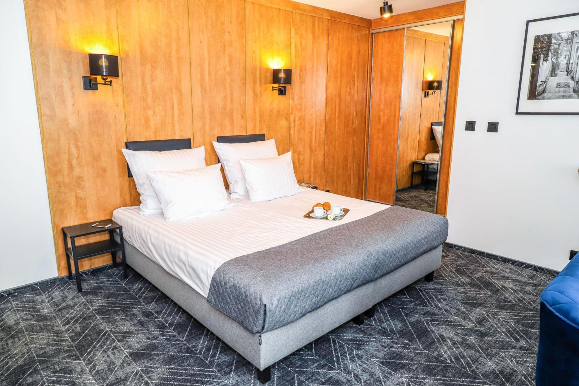 - Aparthotel Varsavia